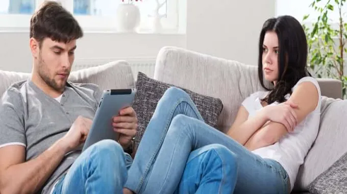 كيف أتعامل مع زوجي المشغول دائماً ولا يهتم؟